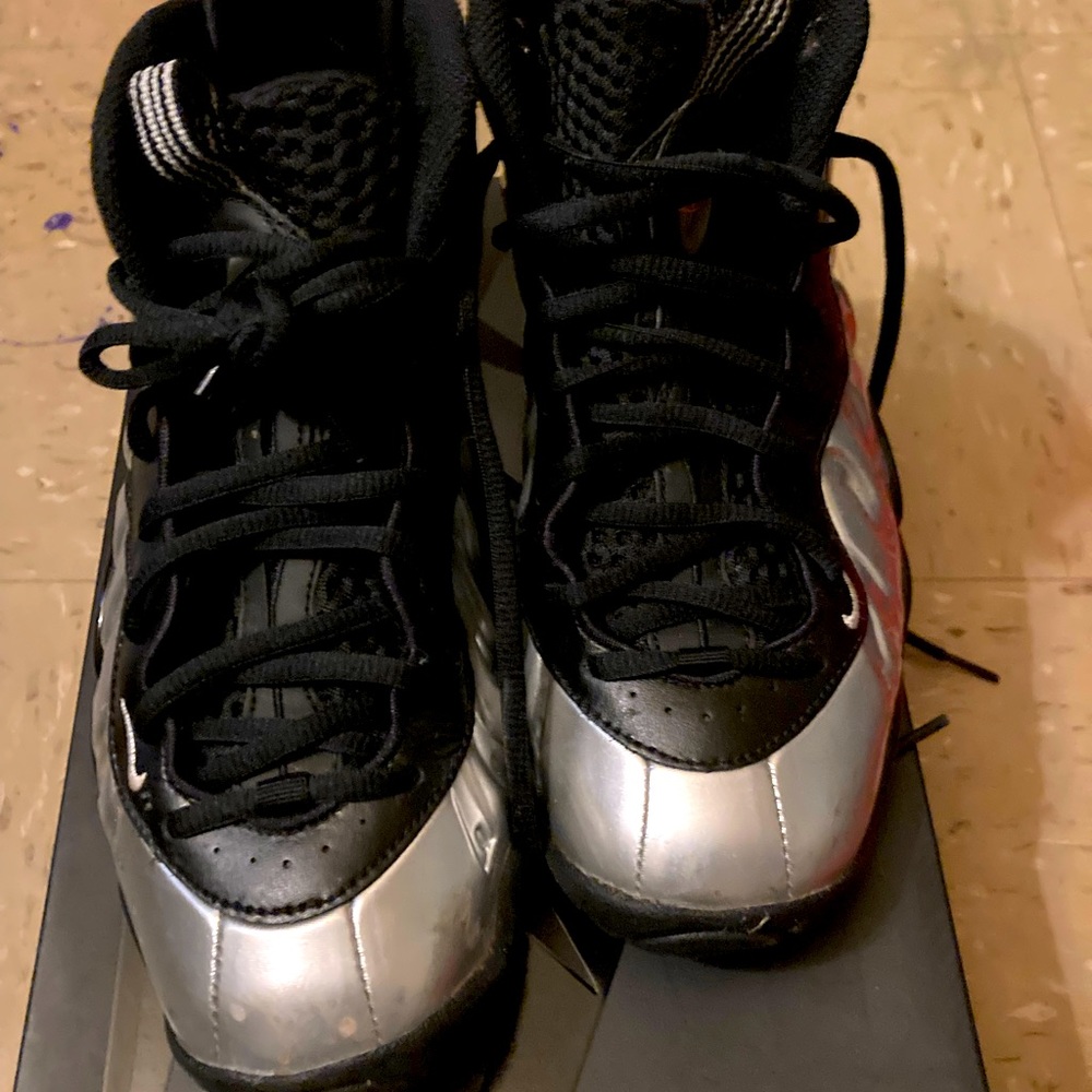 Foam posits black and silver